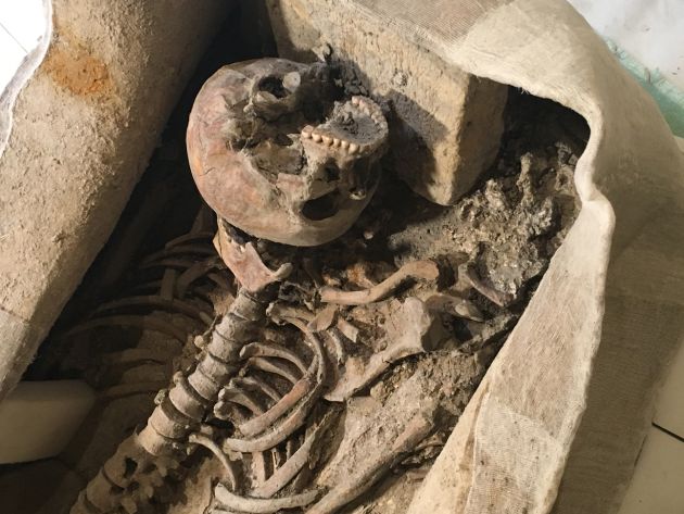 El romano de Granada que ocupaba el sarcófago falleció a los 35 años
y era un pudiente de la Florentia Iliberritana El romano de Granada que ocupaba el sarcófago falleció a los 35 años
y era un pudiente de la Florentia Iliberritana