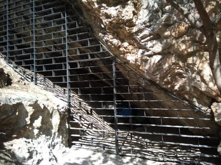 Reja instalada a la entrada de la cueva, para impedir el acceso al público Reja instalada a la entrada de la cueva, para impedir el acceso al público