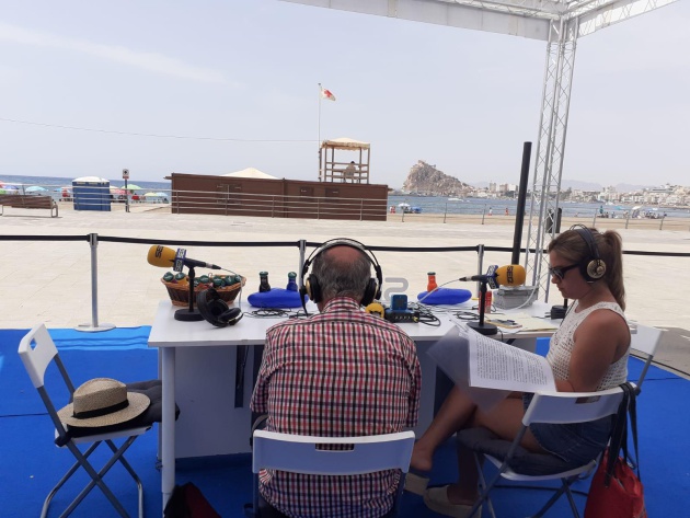 Juan Hernández, durante su entrevista en la Radio al Sol. Al fondo, la aguileña Playa de las Delicias Juan Hernández, durante su entrevista en la Radio al Sol. Al fondo, la aguileña Playa de las Delicias