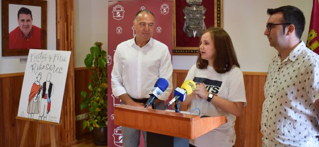 El alcalde de Tarancón, José Manuel López Carrizo, la autora Lucía López Gallego, y el concejal de Festejos, Raúl Añover, en la presentación del cartel. El alcalde de Tarancón, José Manuel López Carrizo, la autora Lucía López Gallego, y el concejal de Festejos, Raúl Añover, en la presentación del cartel.