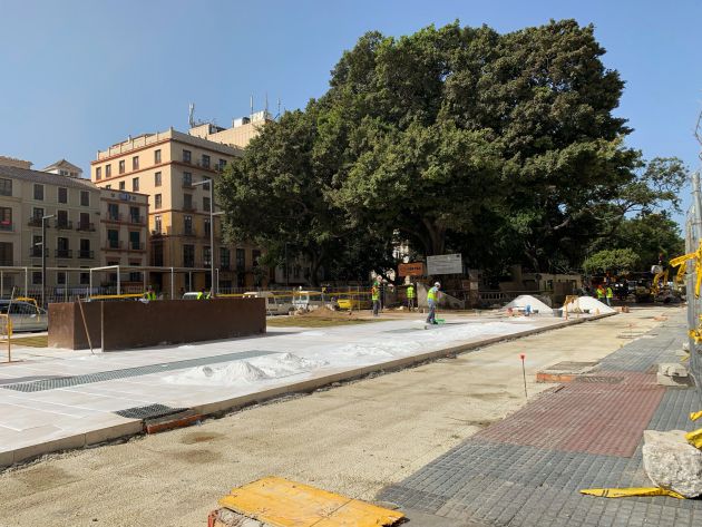 Obreros trabajan en el lateral norte de la Alameda Principal. Obreros trabajan en el lateral norte de la Alameda Principal.