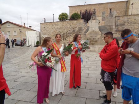 La reina y damas de la fiesta La reina y damas de la fiesta