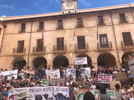 Manifestación a favor de APAD y en contra de las perreras municipales. Manifestación a favor de APAD y en contra de las perreras municipales.