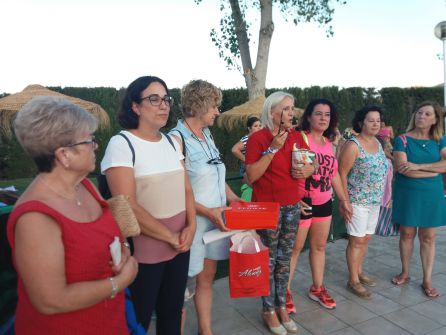 Momento de entrega, a la representante de Pídeme la Luna, de la recaudación, en presencia de la concejala de Asuntos Sociales Momento de entrega, a la representante de Pídeme la Luna, de la recaudación, en presencia de la concejala de Asuntos Sociales
