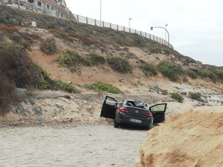 Dos heridos tras precipitarse con un coche en Monte Blanco en La Manga y caer a la playa Dos heridos tras precipitarse con un coche en Monte Blanco en La Manga y caer a la playa