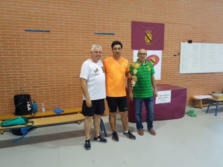 Juan García Herrera, en el centro, recibe el trofeo de campeón de la categoría de Mayores Juan García Herrera, en el centro, recibe el trofeo de campeón de la categoría de Mayores