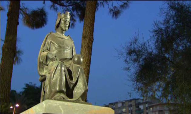 Monumento dedicado a la figura de Alfonso X El Sabio en el paseo que lleva su nombre en Murcia Monumento dedicado a la figura de Alfonso X El Sabio en el paseo que lleva su nombre en Murcia