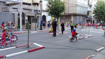 Momento en el que la Policía Local dirige el circuito de Educación Víal Momento en el que la Policía Local dirige el circuito de Educación Víal