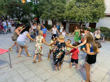 Momento en el que los más pequeños juegan con algunos de los colectivos colaboradores Momento en el que los más pequeños juegan con algunos de los colectivos colaboradores