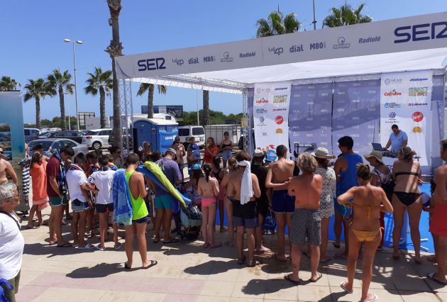 Imagen a media mañana del set de La Radio Al Sol en la playa Mistral de la Manga del Mar Menor (San Javier) Imagen a media mañana del set de La Radio Al Sol en la playa Mistral de la Manga del Mar Menor (San Javier)