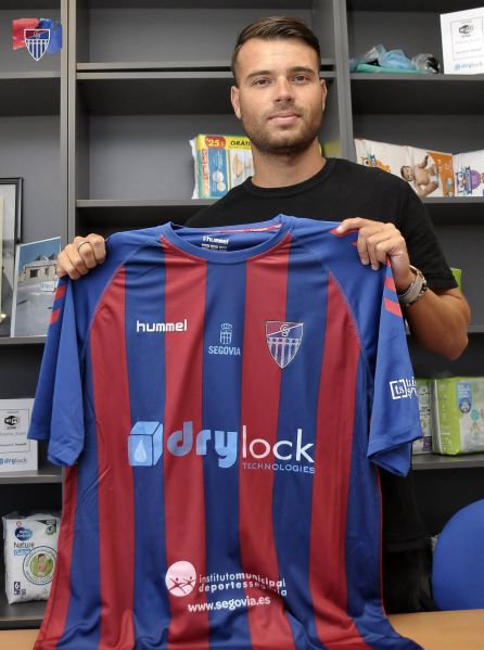 Iván Sales posa con la nueva camiseta durante su presentación Iván Sales posa con la nueva camiseta durante su presentación