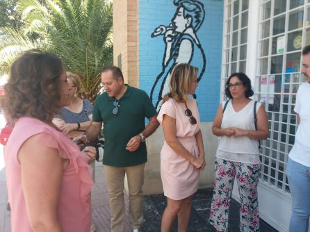 Inicio de la visita, la concejala de Salud, Paqui Marcos, segunda por la derecha, conversa con la delegada, Trinidad Rus, en presencia de la viceconsejera, Lina García, primera por la izquierda y el alcalde en funciones, a la derecha, Antonio Jesús Díaz Inicio de la visita, la concejala de Salud, Paqui Marcos, segunda por la derecha, conversa con la delegada, Trinidad Rus, en presencia de la viceconsejera, Lina García, primera por la izquierda y el alcalde en funciones, a la derecha, Antonio Jesús Díaz