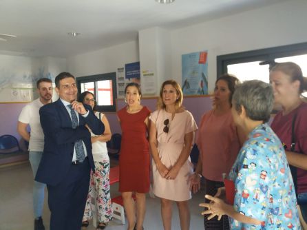 Momento de la visita, conversación con una de las pediatras del centro, en primer plano Momento de la visita, conversación con una de las pediatras del centro, en primer plano