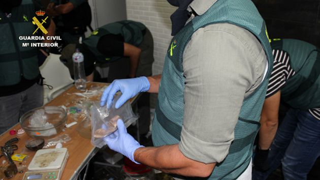 Agentes de la Benemérita, en el momento del registro del punto de venta de drogas Agentes de la Benemérita, en el momento del registro del punto de venta de drogas