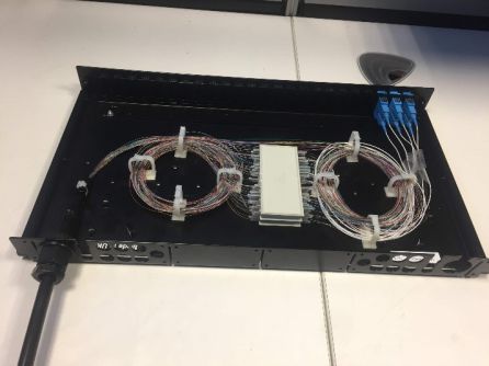 El sistema utiliza fibra óptica para conectar los sensores entre sí El sistema utiliza fibra óptica para conectar los sensores entre sí