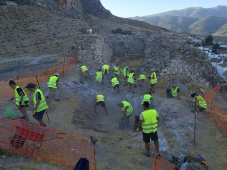 Voluntarios trabajando en el Castillo de Bedmar Voluntarios trabajando en el Castillo de Bedmar