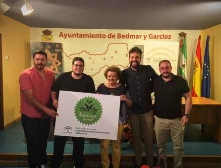 Foto de familia con las autoridades tras la presentación Foto de familia con las autoridades tras la presentación