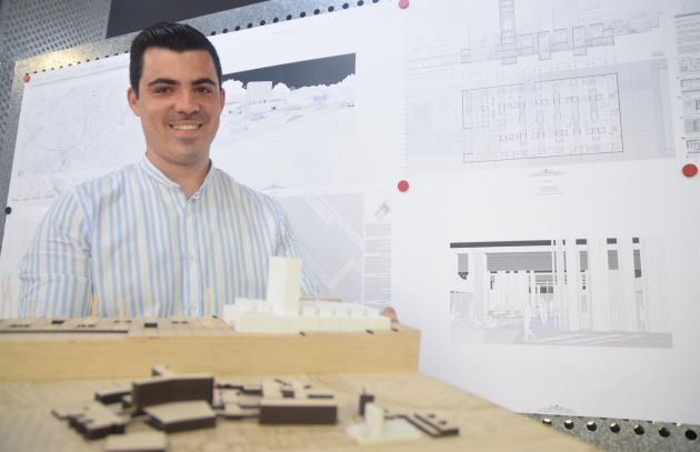 Juan Jesús López León junto a su trabajo final de grado Juan Jesús López León junto a su trabajo final de grado