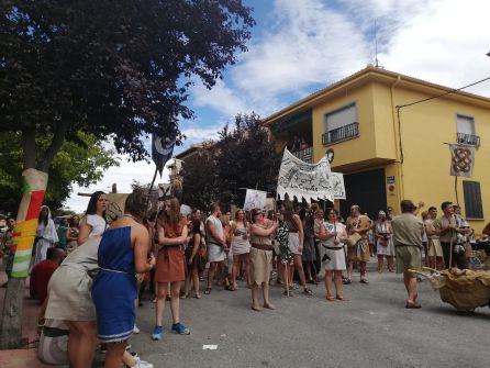 Concentración de tribus en la Calle Nueva de Solosancho Concentración de tribus en la Calle Nueva de Solosancho