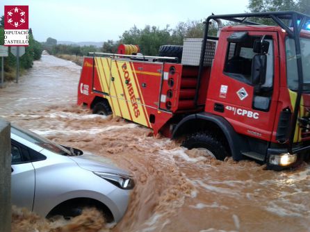 Los bomberos rescatan cuatro vehículos atrapados en Benicarló por las fuertes lluvias Los bomberos rescatan cuatro vehículos atrapados en Benicarló por las fuertes lluvias