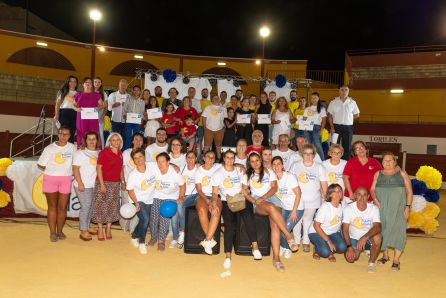 Foto de familia con artistas participantes y voluntaios Foto de familia con artistas participantes y voluntaios