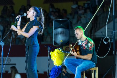 Momento de la actuación de Yolanda Triguero, una de las artistas locales participantes Momento de la actuación de Yolanda Triguero, una de las artistas locales participantes
