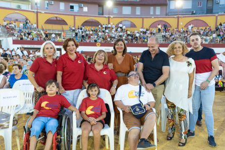 Miembros del equipo de gobierno del Ayuntamiento de Jódar con directivas y niños de la asociación Miembros del equipo de gobierno del Ayuntamiento de Jódar con directivas y niños de la asociación