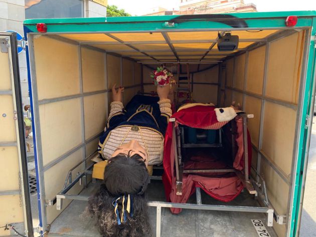 Imatge dels gegants del Vendrell a l'interior del remolc sostret. Imatge dels gegants del Vendrell a l'interior del remolc sostret.