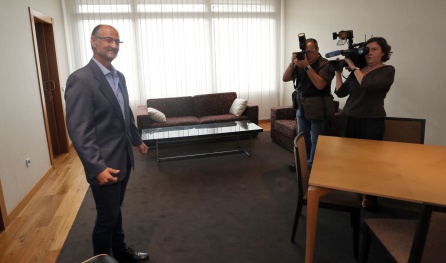 El presidente de las Cortes de Castilla y León, Luis Fuentes, muestra el apartamento reservado para el presidente del Parlamento Autonómico El presidente de las Cortes de Castilla y León, Luis Fuentes, muestra el apartamento reservado para el presidente del Parlamento Autonómico