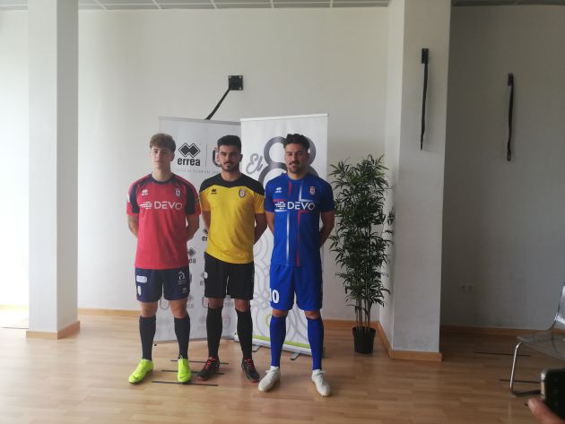 Tres jugadores con las nuevas equipaciones del Real Ávila Tres jugadores con las nuevas equipaciones del Real Ávila