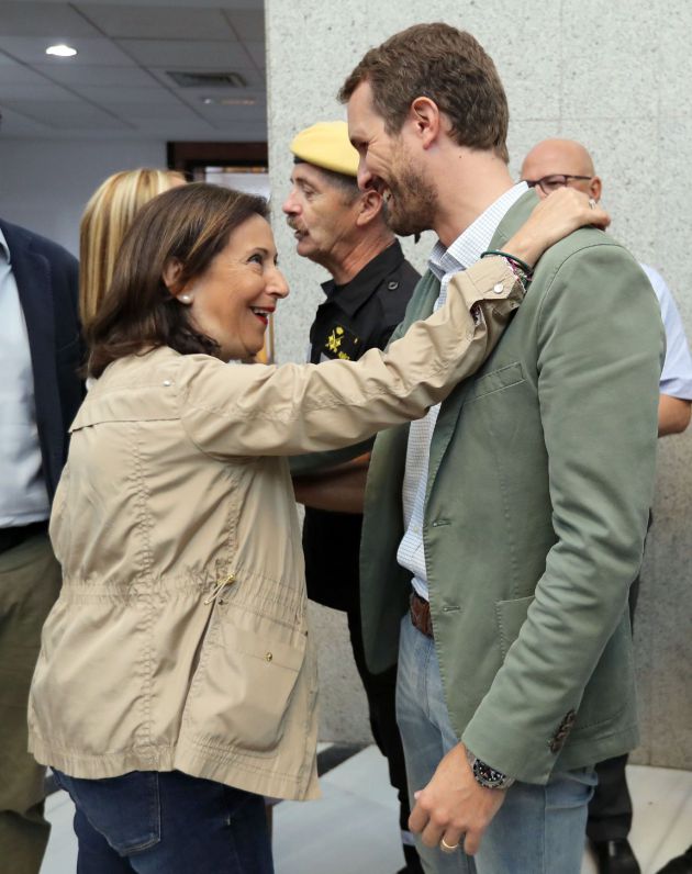 La ministra de Defensa, Margarita Robles, y el presidente del PP, Pablo Casado, se encontraron este miércoles en la entrada de la sede de la Presidencia del Gobierno de Canarias en Las Palmas de Gran Canaria La ministra de Defensa, Margarita Robles, y el presidente del PP, Pablo Casado, se encontraron este miércoles en la entrada de la sede de la Presidencia del Gobierno de Canarias en Las Palmas de Gran Canaria