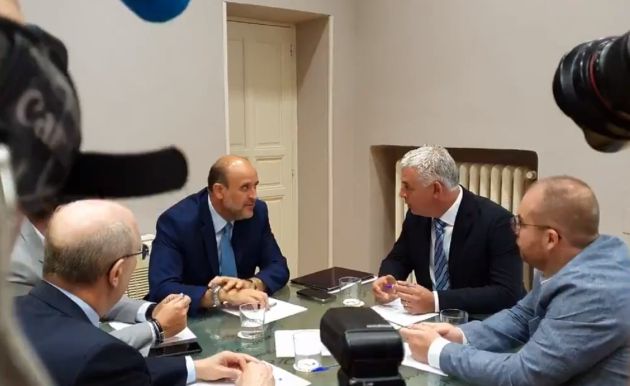 Fibra óptica y cajeros electrónicos contra la despoblación rural en Castilla-La Mancha: Fibra óptica y cajeros electrónicos contra la despoblación rural Fibra óptica y cajeros electrónicos contra la despoblación rural en Castilla-La Mancha: Fibra óptica y cajeros electrónicos contra la despoblación rural
