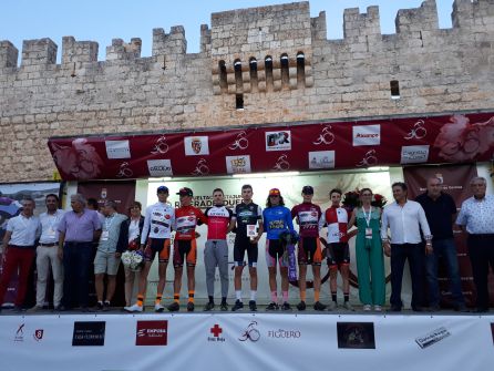 Los triunfadores y portadores de los maillot tras la primera jornada posan en Curiel de Duero. Los triunfadores y portadores de los maillot tras la primera jornada posan en Curiel de Duero.