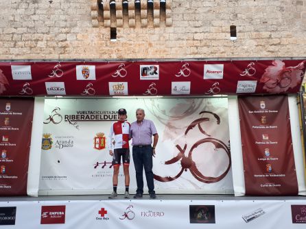 Alejandro Franco recibe el maillot como 1º castellano y leonés de la ronda tras la primera etapa. Alejandro Franco recibe el maillot como 1º castellano y leonés de la ronda tras la primera etapa.