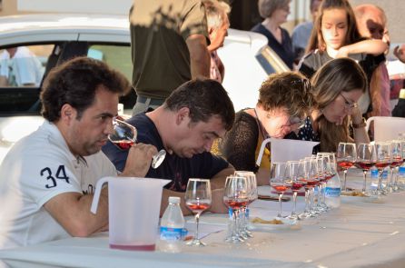 El jurado se esmera en la degustación de las muestras El jurado se esmera en la degustación de las muestras