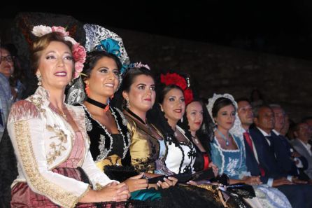 La presidenta María Dúctor y sus damas disfrutando del pregón de Cadaval La presidenta María Dúctor y sus damas disfrutando del pregón de Cadaval