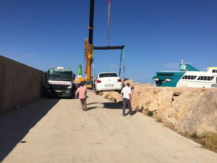 Los trabajos de extracción de los vehículos que permanecían en el interior del ferry se realizaron con una grúa gigante Los trabajos de extracción de los vehículos que permanecían en el interior del ferry se realizaron con una grúa gigante