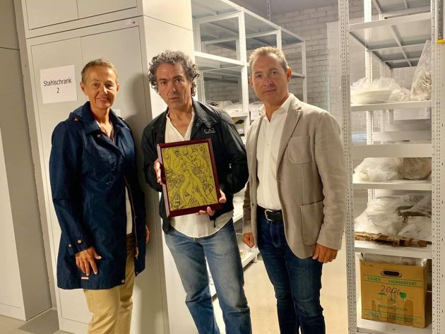 Michel Montaner y Antonio Camaró en el memorial de Mauthausen con la obra. Michel Montaner y Antonio Camaró en el memorial de Mauthausen con la obra.