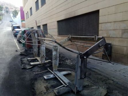 Contenedores quemados en calle Copa de Puertollano Contenedores quemados en calle Copa de Puertollano
