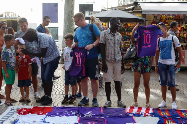 Un grupo de turistas en el top manta en Canaletas (Barcelona) en julio de 2016. Un grupo de turistas en el top manta en Canaletas (Barcelona) en julio de 2016.