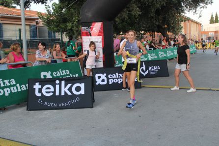 Isabel Ferer cruza la meta en Almoines como campeona Isabel Ferer cruza la meta en Almoines como campeona