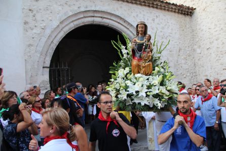 Salida de la Virgen del Rosario de la capilla de Santo Tomé Salida de la Virgen del Rosario de la capilla de Santo Tomé
