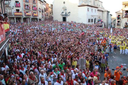 Ambiente del pregón en la Plaza Mayor de Cuéllar Ambiente del pregón en la Plaza Mayor de Cuéllar