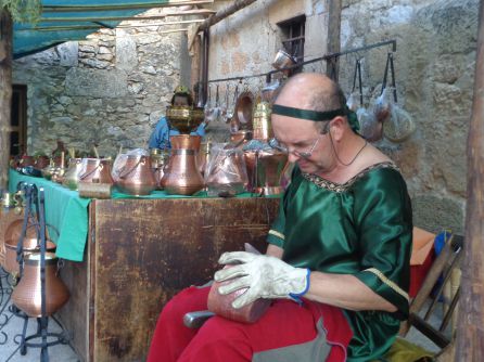 El mercado alberga varios puestos de artesanía romana El mercado alberga varios puestos de artesanía romana