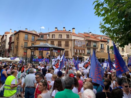 Más de 2.000 personas se concentraron en la Plaza Mayor Más de 2.000 personas se concentraron en la Plaza Mayor