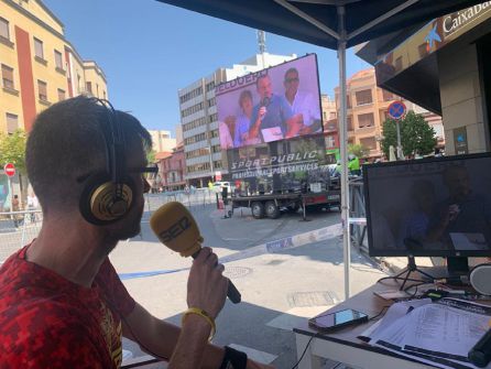 Momento en la que Radio Aranda - Cadena SER recibe el reconocimiento de la organización de la Vuelta. Momento en la que Radio Aranda - Cadena SER recibe el reconocimiento de la organización de la Vuelta.