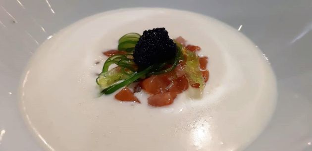 Ajoblanco con tartar de salmón y mango Ajoblanco con tartar de salmón y mango
