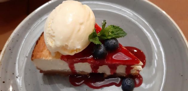 Tarta de queso con helado de vainilla y frutos rojos Tarta de queso con helado de vainilla y frutos rojos