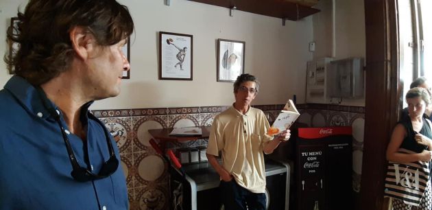 Benítez, recitando uno de los poemas del libro Benítez, recitando uno de los poemas del libro