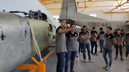 Donlin y el resto de compañeros recorrieron las entrañas de la Academia Básica del Aira de León Donlin y el resto de compañeros recorrieron las entrañas de la Academia Básica del Aira de León